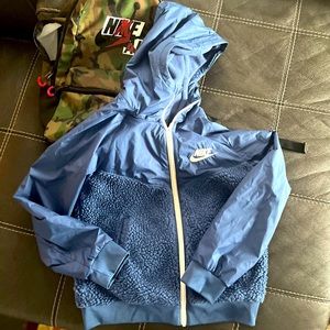 ** Like NEW Nike Sportswear Windrunner Sherpa Jacket Boys Large (weatherproof)